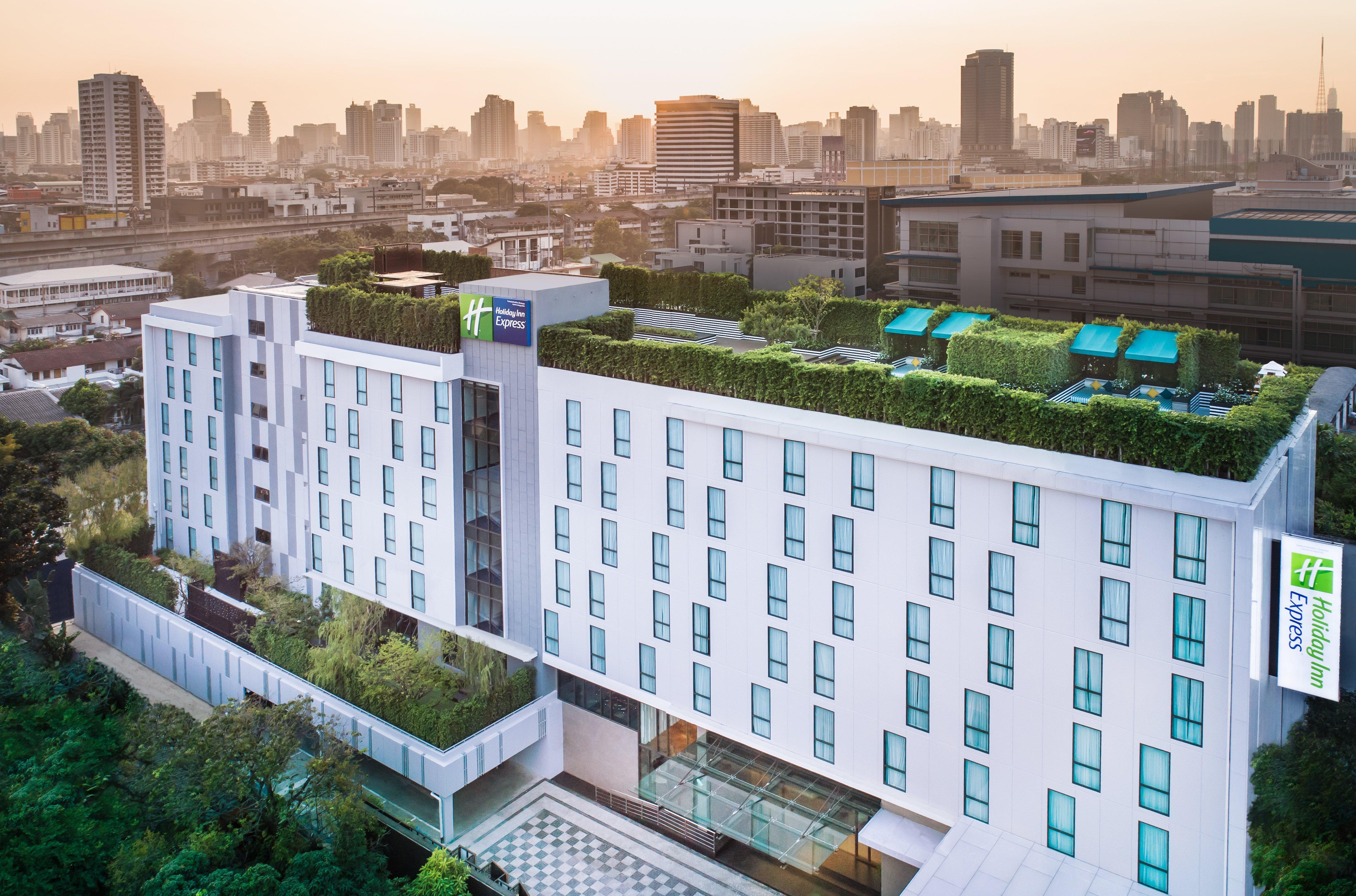 Holiday Inn Express Bangkok Soi Soonvijai By Ihg Exterior foto