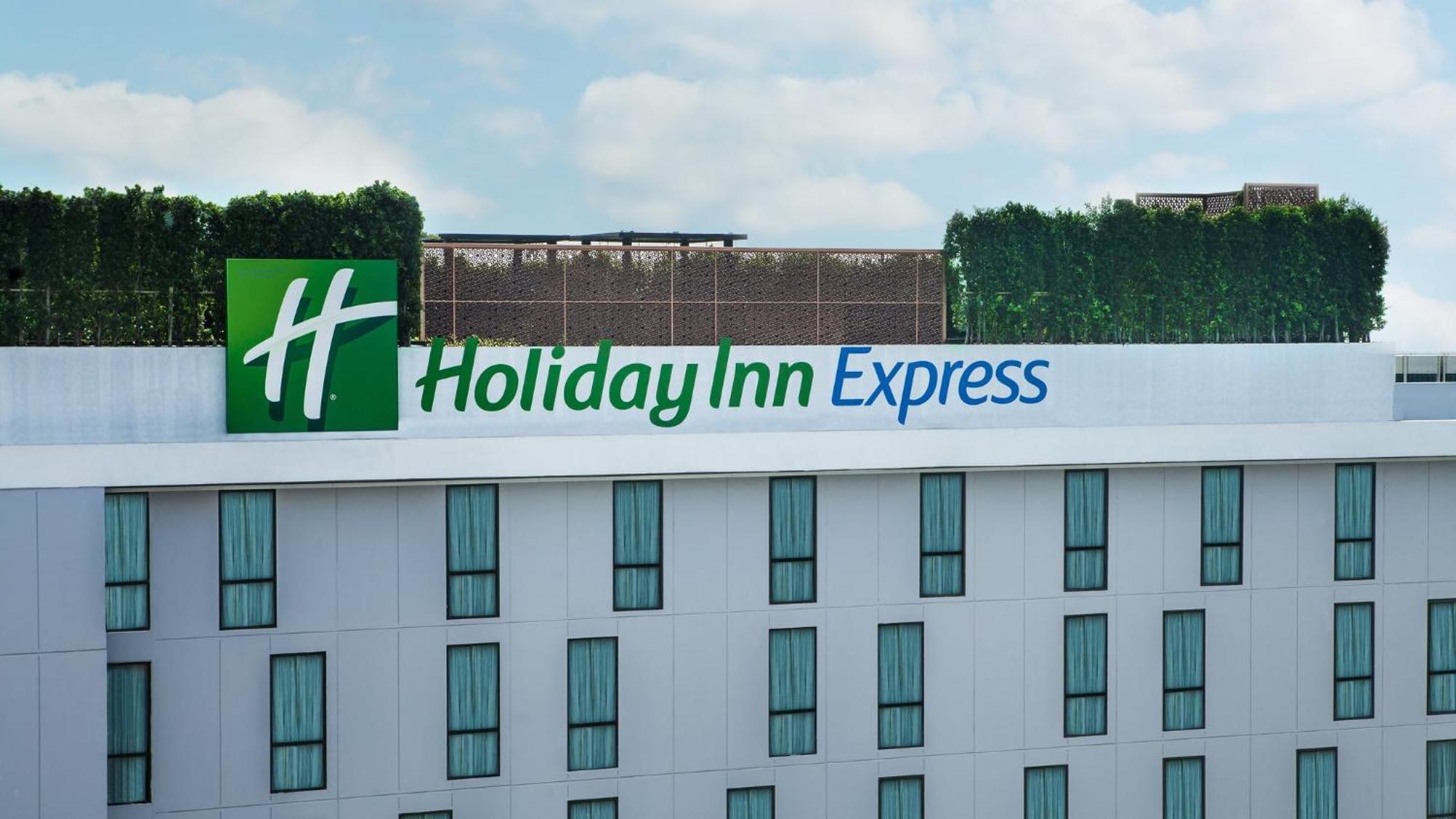 Holiday Inn Express Bangkok Soi Soonvijai By Ihg Exterior foto